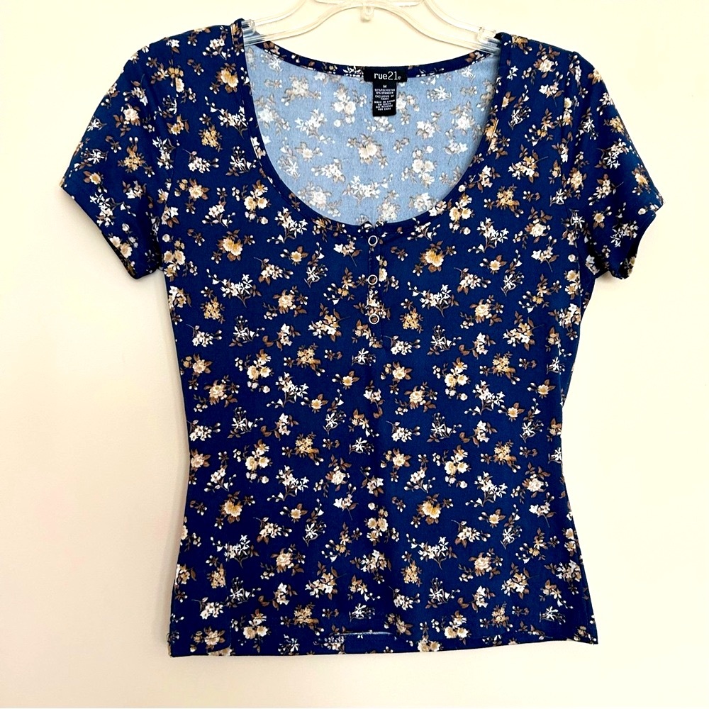 Rue 21 Women’s Blue Fitted Short Sleeve Floral T-Shirt